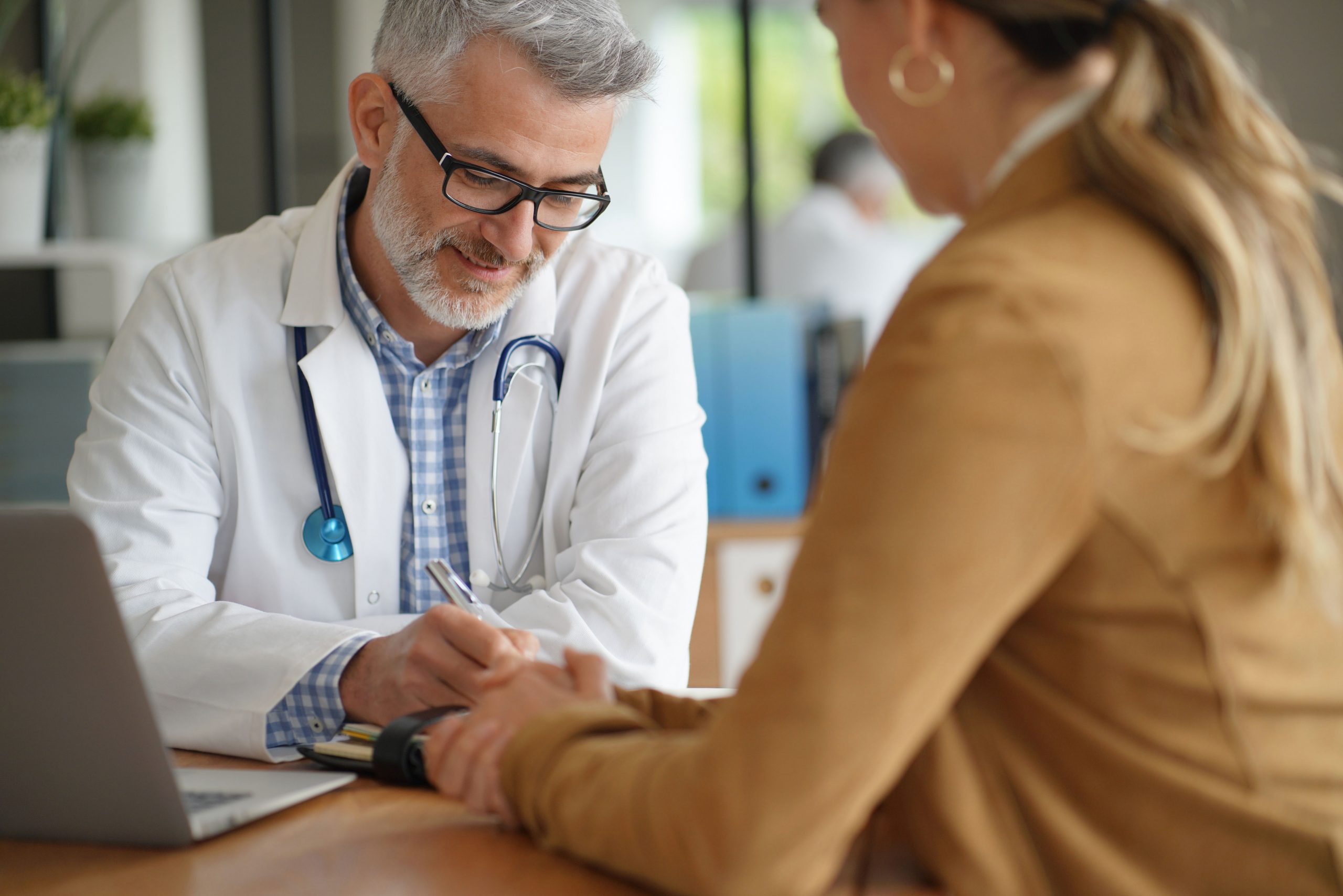Woman having medical appointment with doctor in hospital Prise RDV en ligne